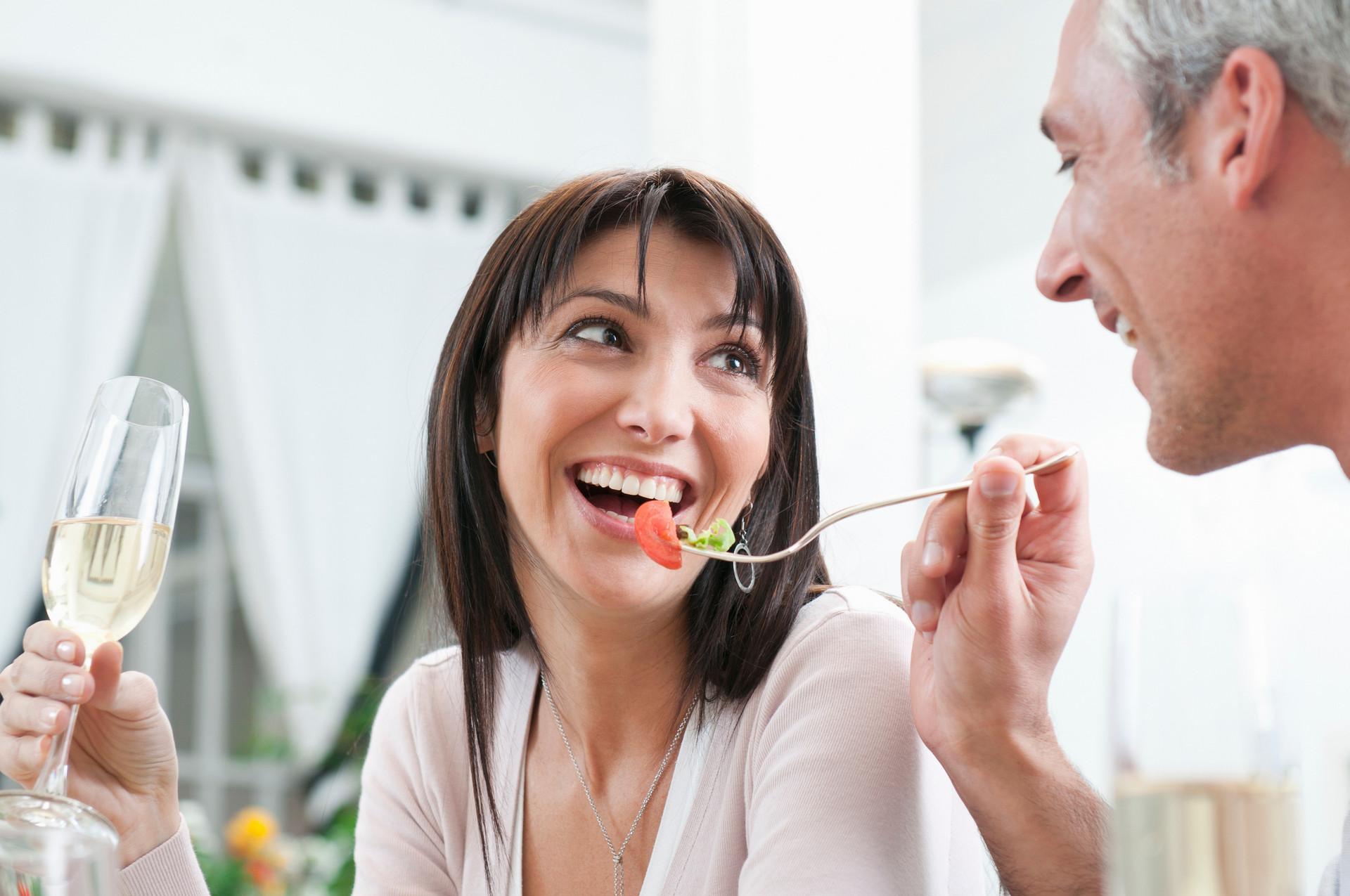 颠覆三观，小三求原配别离婚：我只图你丈夫的钱，不想给他当保姆