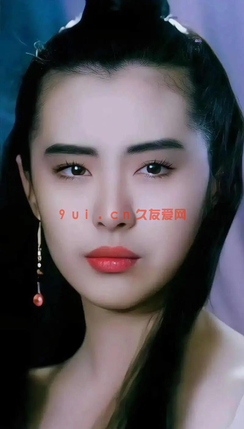 57岁王祖贤独自遛狗，穿热裤白嫩长腿抢镜，背影看起来孤独又寂寞